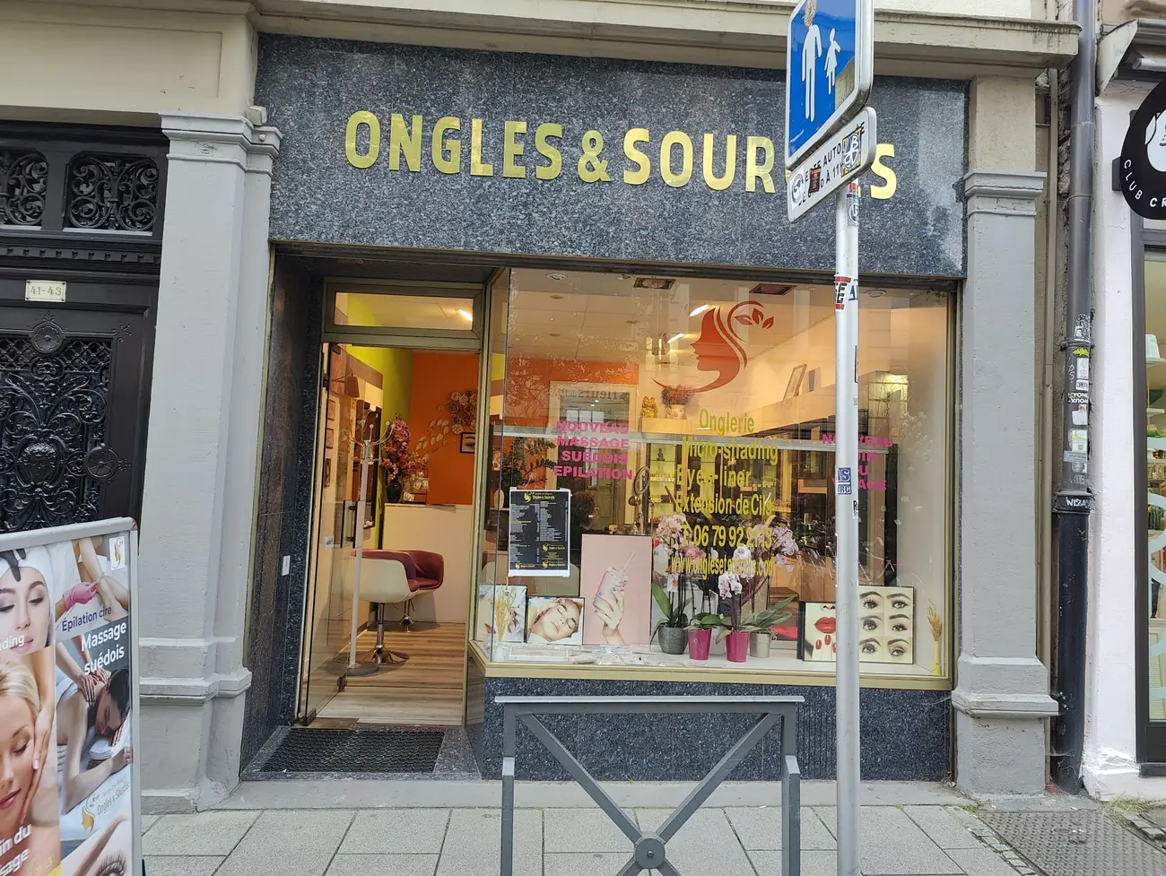 La devanture d'Ongles et Sourcils, enseigne dorée sur granit