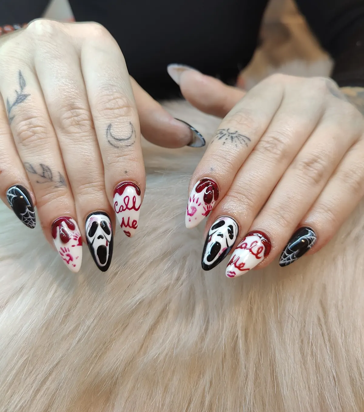 Nail art noir, blanc et rouge sur ongles amande