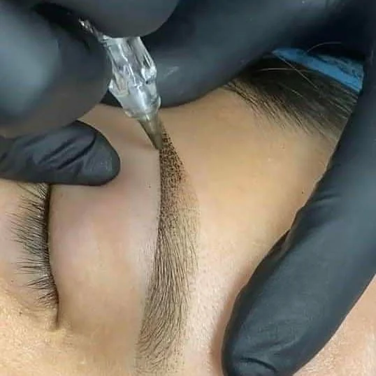 Sourcil semi-permanent en cours de réalisation