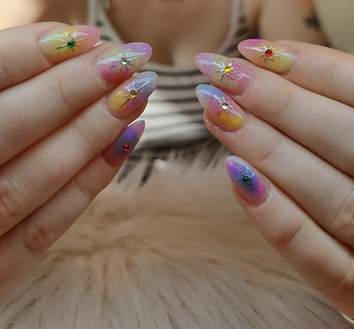 Ongles dégradé pastel avec strass