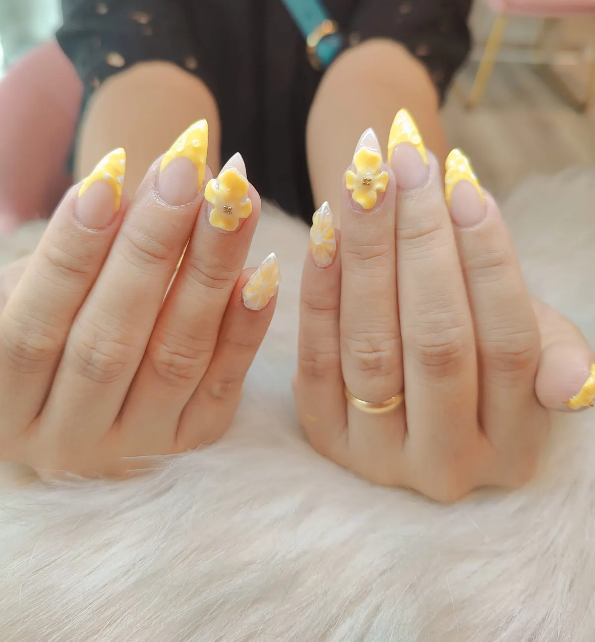 Ongles pointus, french jaune et fleurs